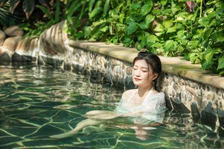 葵千惠的尿喷的跟个喷泉似的,喷泉女神？揭秘女子意外尿喷真相-2